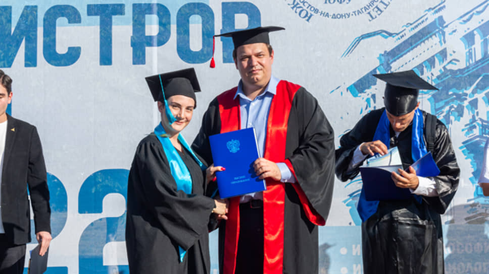 Торжественная церемония вручения дипломов магистрам Южного федерального университета