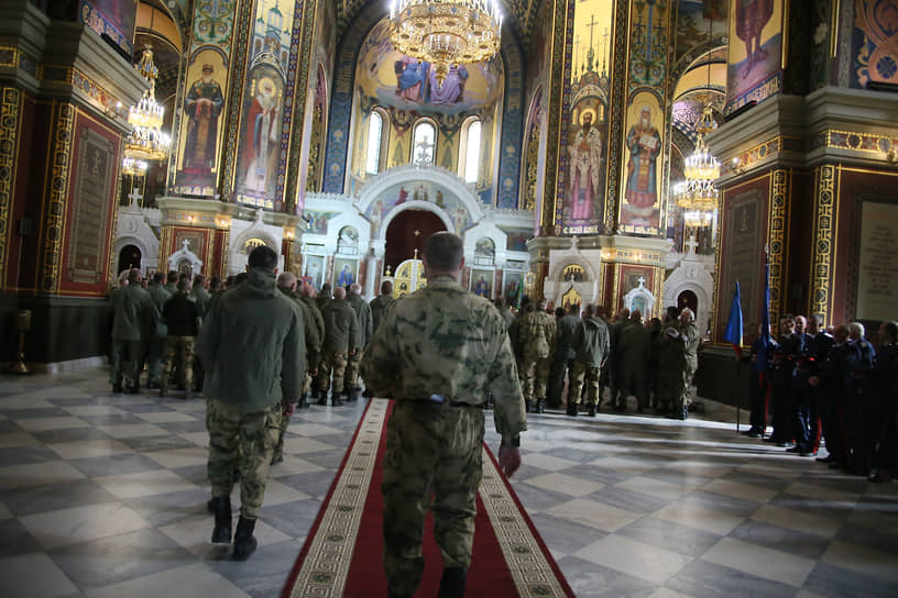 Добровольцы добровольческой бригады &quot;Дон&quot; во время торжественного молебна на благословение казаков и воинских оружий в Патриаршем Вознесенском войсковом всеказачьем Соборе перед отправкой в зону проведения специальной военной операции