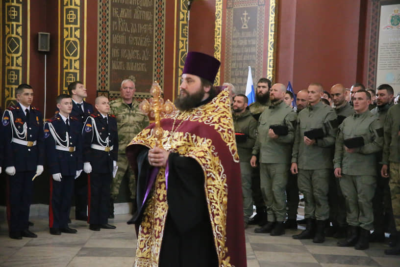 Добровольцы добровольческой бригады &quot;Дон&quot; во время торжественного молебна на благословение казаков и воинских оружий в Патриаршем Вознесенском войсковом всеказачьем Соборе перед отправкой в зону проведения специальной военной операции