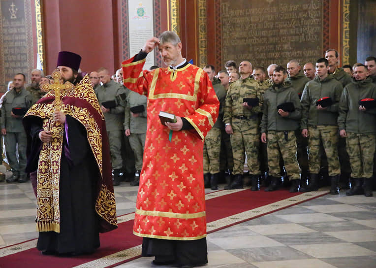 Добровольцы добровольческой бригады &quot;Дон&quot; во время торжественного молебна на благословение казаков и воинских оружий в Патриаршем Вознесенском войсковом всеказачьем Соборе перед отправкой в зону проведения специальной военной операции