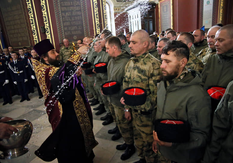 Добровольцы добровольческой бригады &quot;Дон&quot; во время торжественного молебна на благословение казаков и воинских оружий в Патриаршем Вознесенском войсковом всеказачьем Соборе перед отправкой в зону проведения специальной военной операции