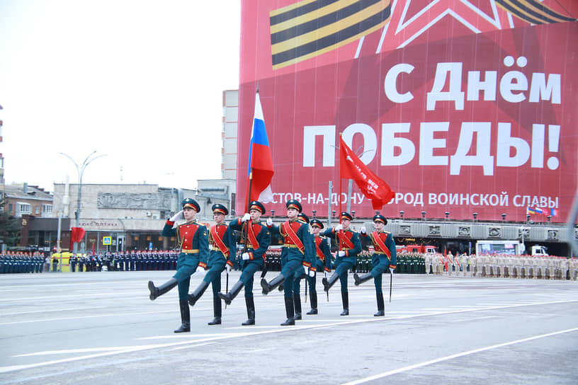 Военный парад войск Ростовского гарнизона, посвященный 78-й годовщине Победы в Великой Отечественной войне, на Театральной площади.