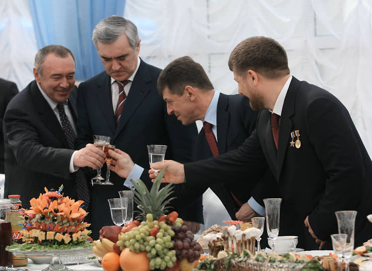 Президент Чеченской Республики Рамзан Кадыров (справа), полномочный представитель Президента России в Южном Федеральном округе (ЮФО) Дмитрий Козак (второй справа), президент Республики Ингушетия Мурат Зязиков (в центре) и губернатор Ростовской области Владимир Чуб (слева) на церемонии инаугурации Рамзана Кадырова. Церемония прошла в его резиденции в Гудермесе