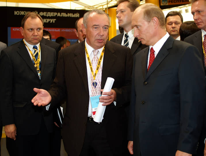 Президент России Владимир Путин (справа), губернатор Ростовской области Владимир Чуб (в центре) и министр экономики Ростовской области Виктор Дерябкин (слева) у стенда Ростовской области в павильоне V Международного экономического форума &quot;Кубань 2006&quot;