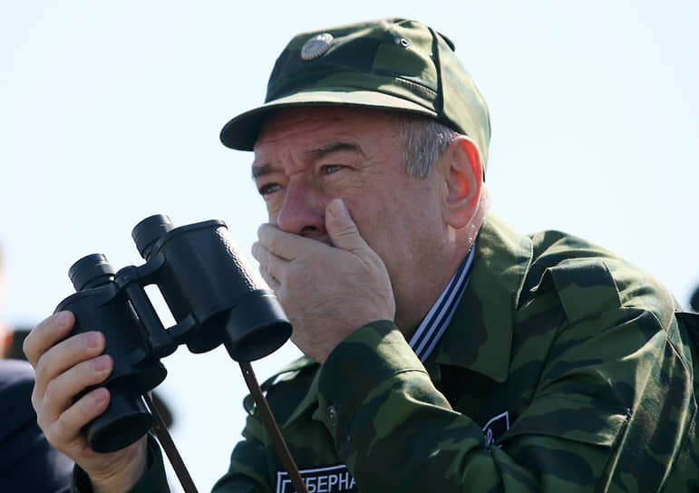 Губернатор Ростовской области Владимир Чуб, во время показных занятий воинских частей и подразделений внутренних войск МВД России, на полигоне &quot;Кадамовский&quot; Новочеркасского соединения ВВ МВД России