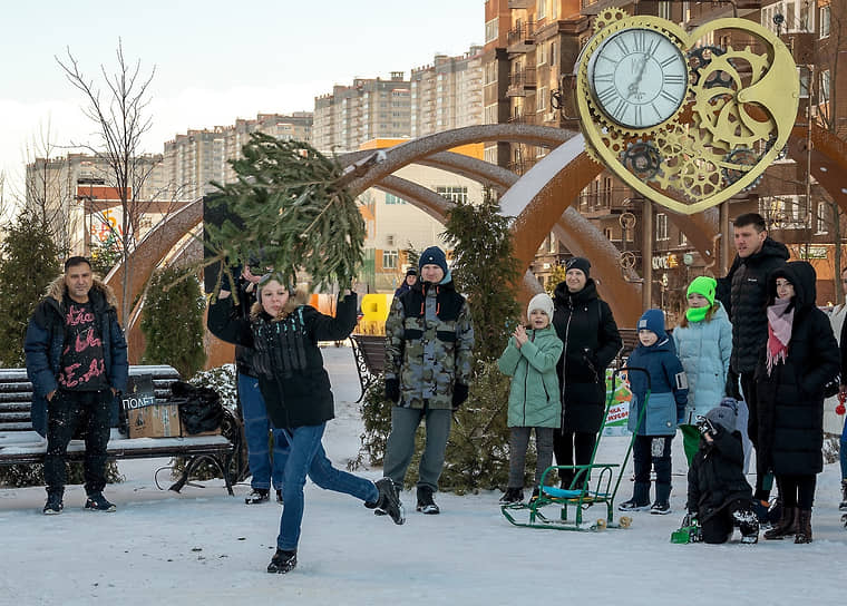 Чемпионат по метанию елок около сквера с фонтаном в районе улицы Вересаева. Участники во время чемпионата