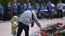 Жители Краснодара несут цветы к мемориалу в память погибших в «Крокус Сити Холле»