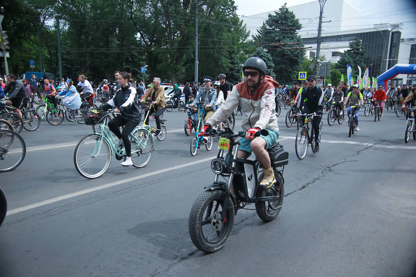 Ростовский велопарад-2024. Участники во время старта на Театральной площади