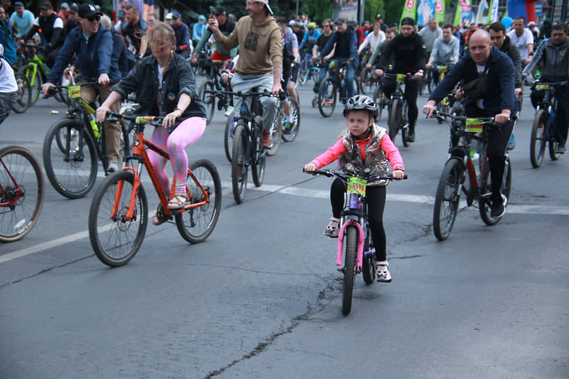 Ростовский велопарад-2024. Участники во время старта на Театральной площади