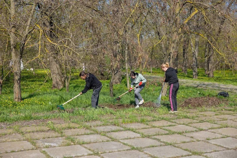 Под Таганрогом специалисты МКУ «Центр хозяйственного обслуживания учреждений культуры» привели в порядок мемориал Петрушинская балка