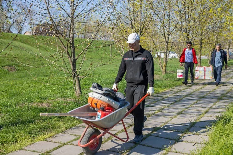 Под Таганрогом специалисты МКУ «Центр хозяйственного обслуживания учреждений культуры» привели в порядок мемориал Петрушинская балка