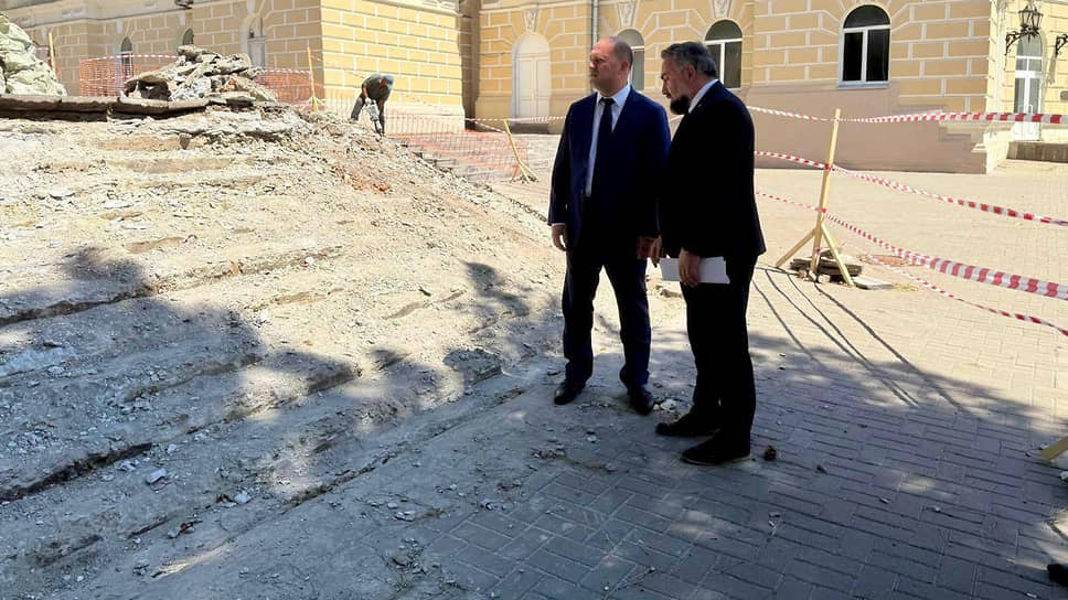 В Ростове отремонтируют лестницы у академического молодежного театра