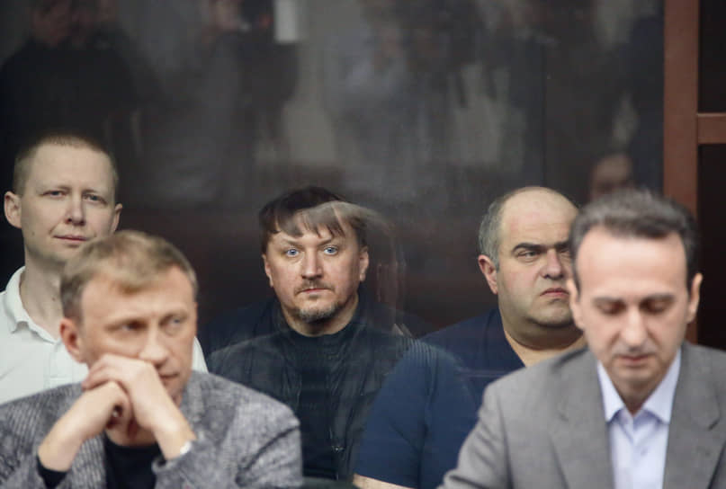 Обвиняемые на скамье подсудимых: Олег Антипов (слева), Роман Соломко (в центре) и Артур Терчанян (второй справа) во время заседания.