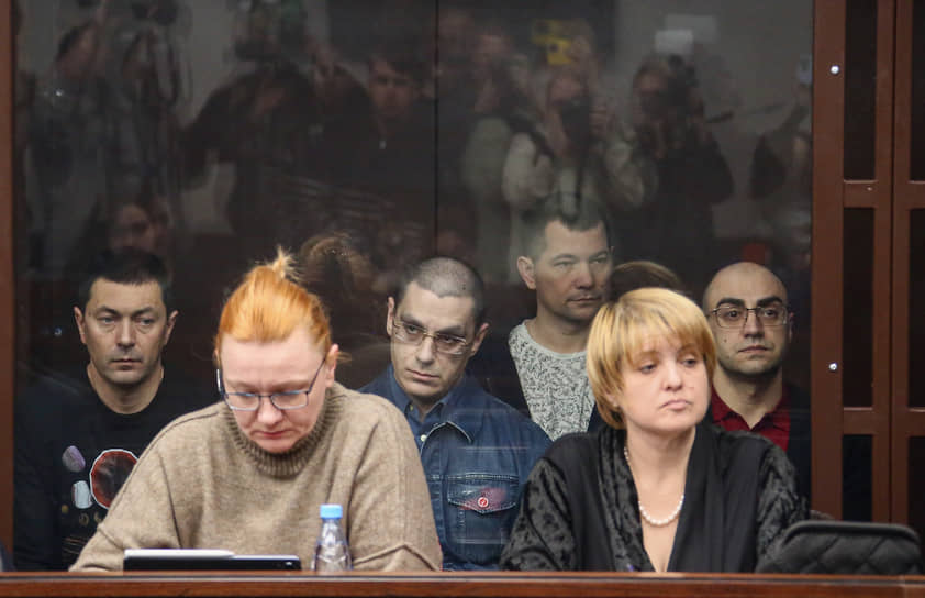 Обвиняемые на скамье подсудимых: Дмитрий Тяжелых (слева), Артем Азатьян (в центре), Александр Былин (третий справа) и Георгий Азатьян (справа) во время заседания.
