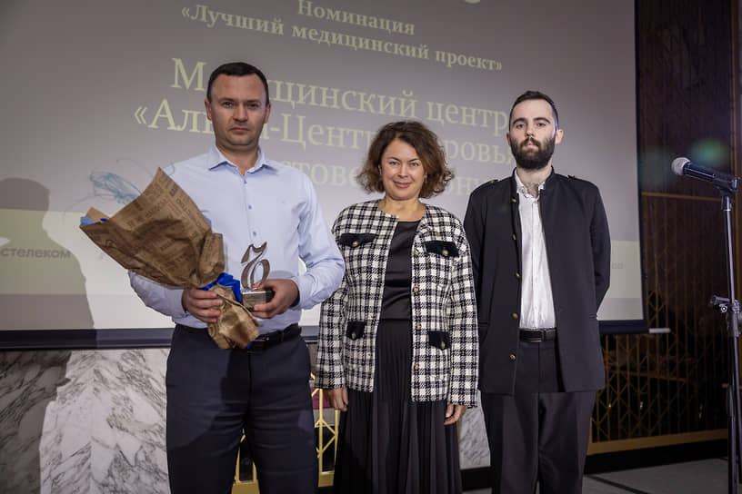 Главный врач клиники Алексей Агошков (слева), проректор по научно-исследовательской работе и инновационной деятельности Донского государственного технического университета (ДГТУ) Иннесса Ефременко и региональный менеджер по маркетингу клиники Даниил Хлебников на вручении бизнес-премии «Твердые знаки-2025» 
