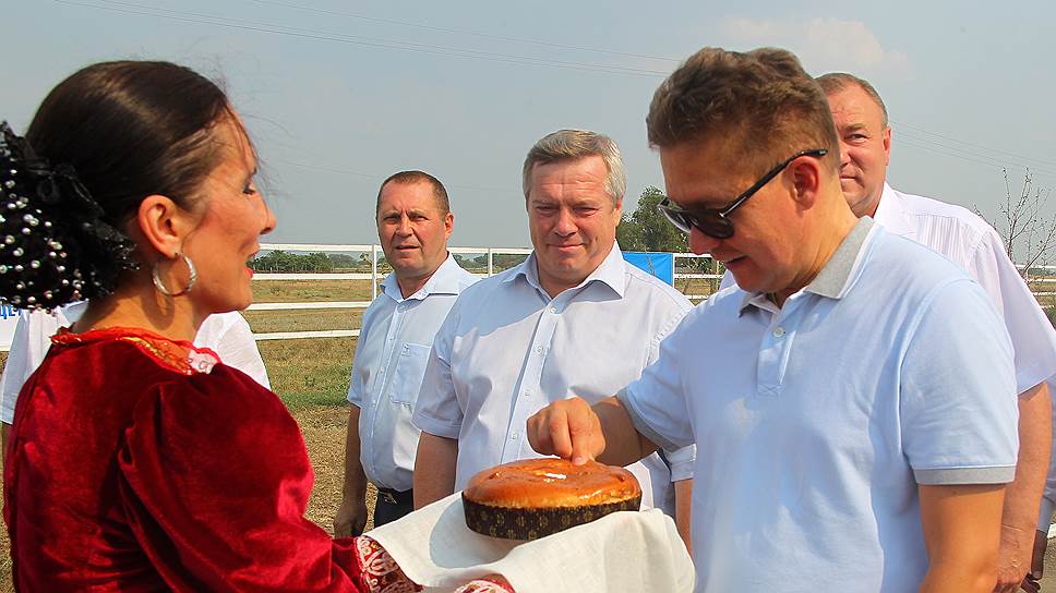 13.07.2013 Россия, Ростовская обл.
Председатель правления ОАО &quot;Газпром&quot; Алексей Миллер (справа) и губернатор Ростовской области Василий Голубев, во время посещения детской конно-спортивной школы в селе Лопанка Целинского района.