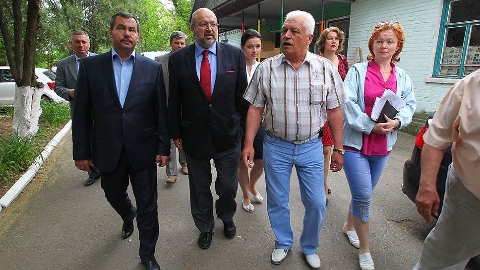 12.06.2014 Россия, Ростовская обл.
Генеральный секретарь Организации по безопасности и сотрудничеству в Европе (ОБСЕ) Ламберто Занньер, во время встречи с беженцами из Украины в лагере &quot;Дмитриадовский&quot; в Неклиновском районе.