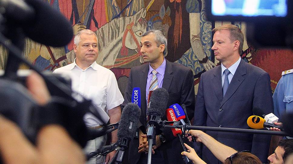 30.07.2014 Россия, Ростовская обл., Ростов-на-Дону
Руководитель постоянной миссии Организации по безопасности и сотрудничеству в Европе (ОБСЕ) Поль Пикар (в центре) с группой наблюдателей Миссии ОБСЕ в Ростовской области начала работу на российских пунктах пропуска &quot;Гуково&quot; и &quot;Донецк&quot;.