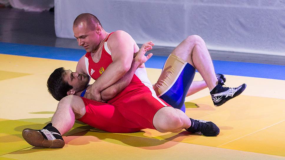 Показательные выступления олимпийского чемпиона по греко-римской борьбе, министра спорта Кабардино-Балкарии  Асланбека Хуштова  (в красной форме) и призёра чемпионата России Кантемира Магомедова (в синей форме)