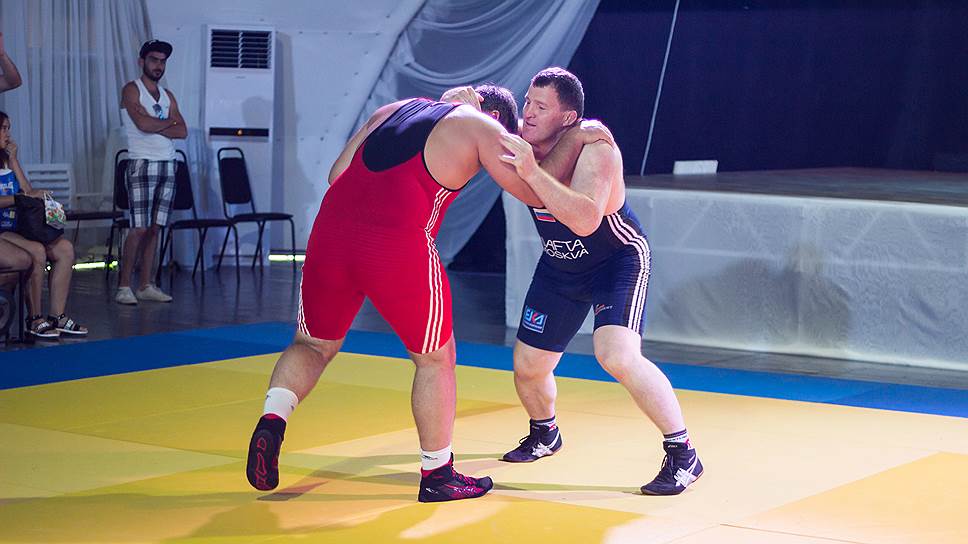 Показательные выступления чемпиона мира по вольной борьбе Курамагомеда Курамагомедова (в синей форме) и  призера  чемпионата России, члена национальной сборной по греко-римской борьбе  Бориса Вайнштейна (в красной форме)