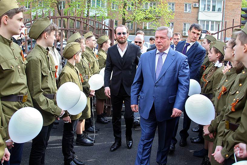 Церемония открытия бюста-памятника участнику Великой Отечественной войны Александру Печерскому, прототипу главного героя кинофильма режиссера Константина Хабенского &quot;Собибор&quot; у здания гимназии № 52, которой также присвоено имя Александра Печерского.