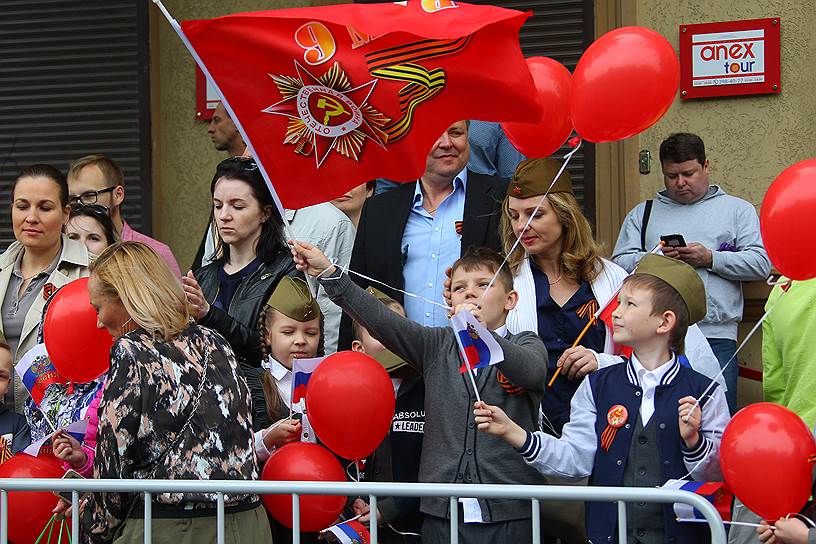 Военный парад, посвященный 73-ей годовщине Победы в Великой Отечественной войне на Театральной площади