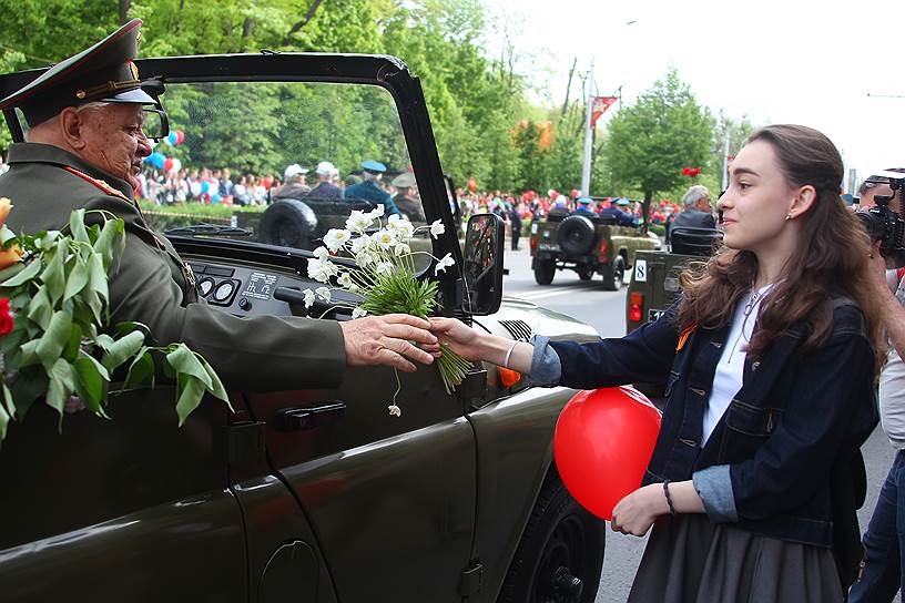 Военный парад, посвященный 73-ей годовщине Победы в Великой Отечественной войне на Театральной площади