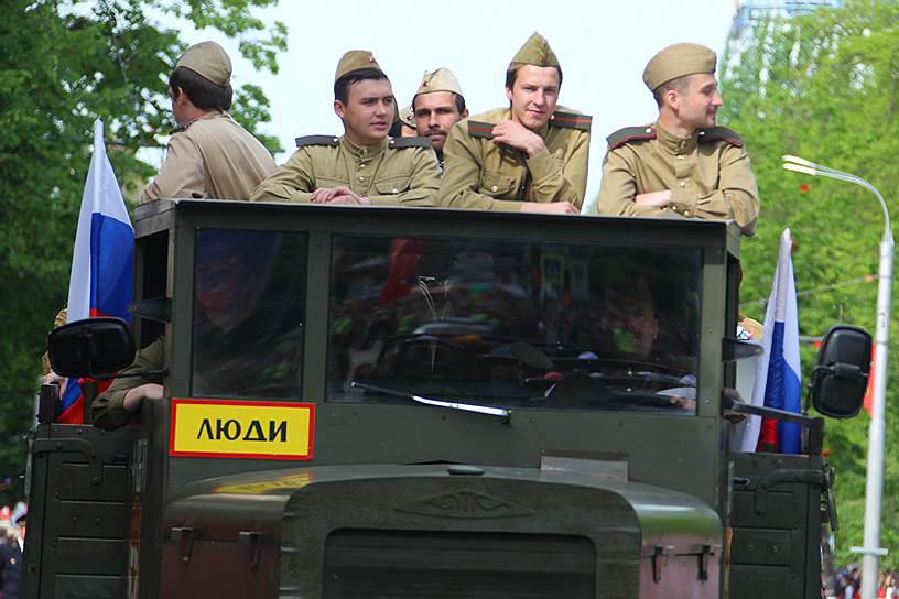 Военный парад, посвященный 73-ей годовщине Победы в Великой Отечественной войне на Театральной площади