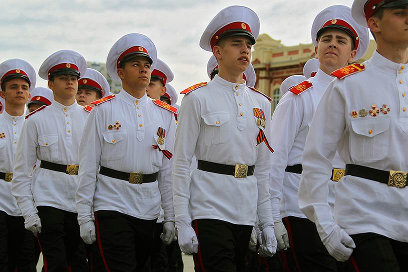 Военный парад, посвященный 73-ей годовщине Победы в Великой Отечественной войне на Театральной площади