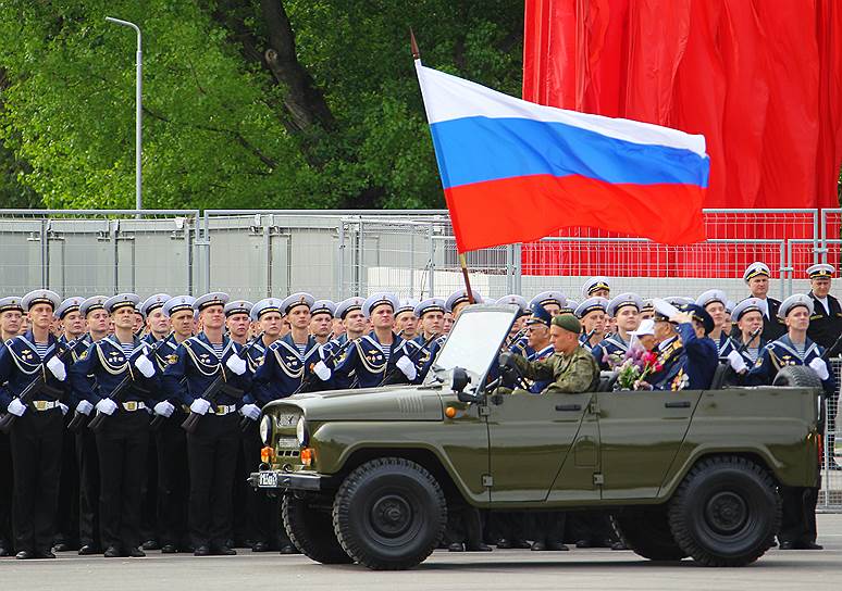 Военный парад, посвященный 73-ей годовщине Победы в Великой Отечественной войне на Театральной площади