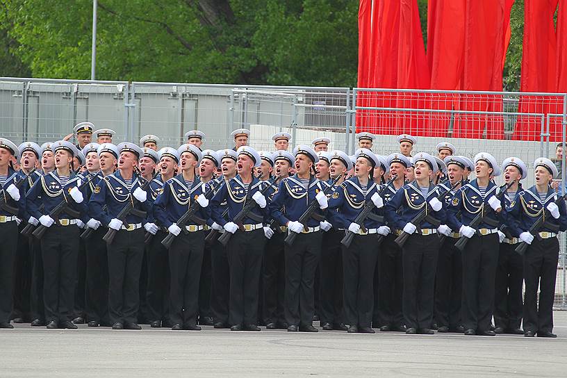 Военный парад, посвященный 73-ей годовщине Победы в Великой Отечественной войне на Театральной площади