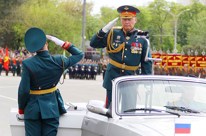 Военный парад, посвященный 73-ей годовщине Победы в Великой Отечественной войне на Театральной площади