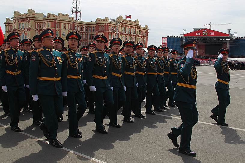 Военный парад, посвященный 73-ей годовщине Победы в Великой Отечественной войне на Театральной площади