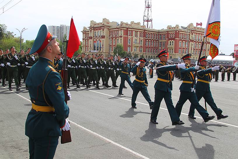 Военный парад, посвященный 73-ей годовщине Победы в Великой Отечественной войне на Театральной площади