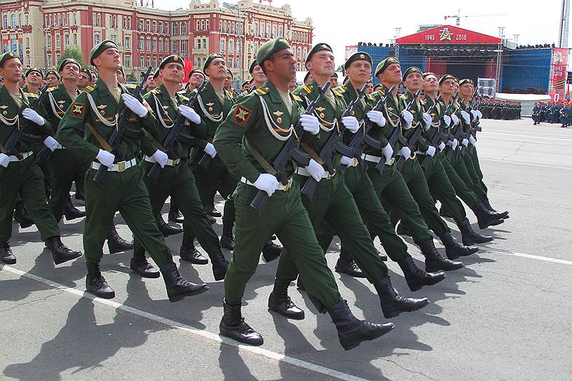 Военный парад, посвященный 73-ей годовщине Победы в Великой Отечественной войне на Театральной площади