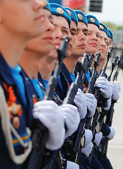 Военный парад, посвященный 73-ей годовщине Победы в Великой Отечественной войне на Театральной площади