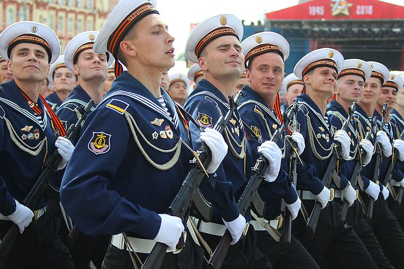 Военный парад, посвященный 73-ей годовщине Победы в Великой Отечественной войне на Театральной площади