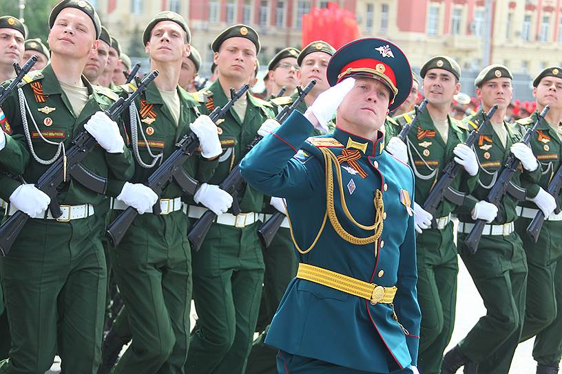 Военный парад, посвященный 73-ей годовщине Победы в Великой Отечественной войне на Театральной площади