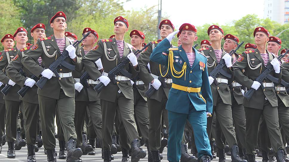 Военный парад, посвященный 73-ей годовщине Победы в Великой Отечественной войне на Театральной площади