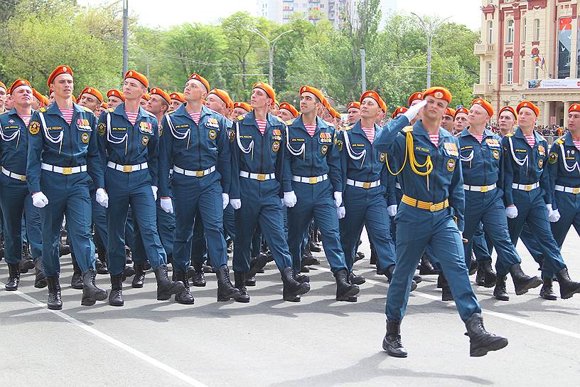 Военный парад, посвященный 73-ей годовщине Победы в Великой Отечественной войне на Театральной площади