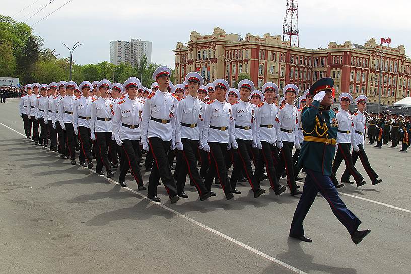 Военный парад, посвященный 73-ей годовщине Победы в Великой Отечественной войне на Театральной площади