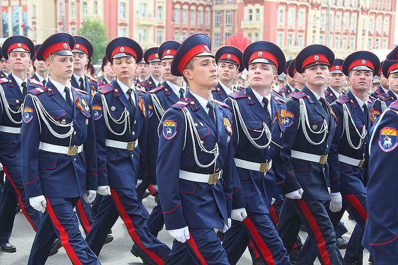 Военный парад, посвященный 73-ей годовщине Победы в Великой Отечественной войне на Театральной площади