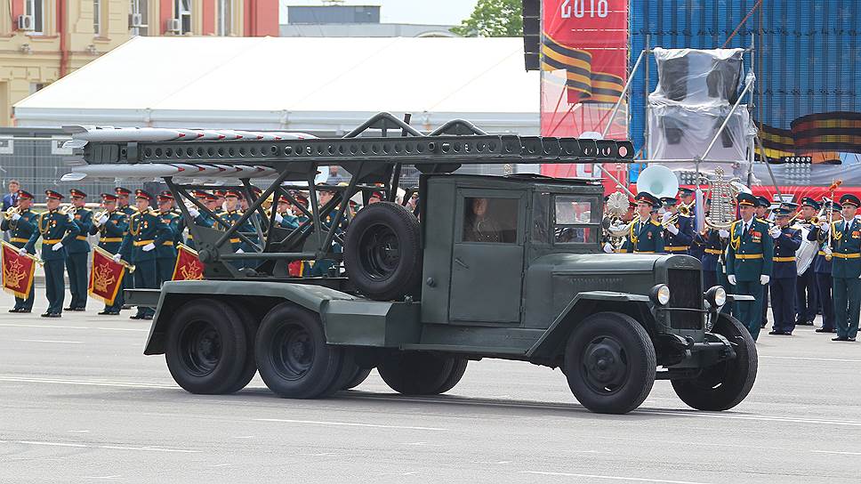 Военный парад, посвященный 73-ей годовщине Победы в Великой Отечественной войне на Театральной площади