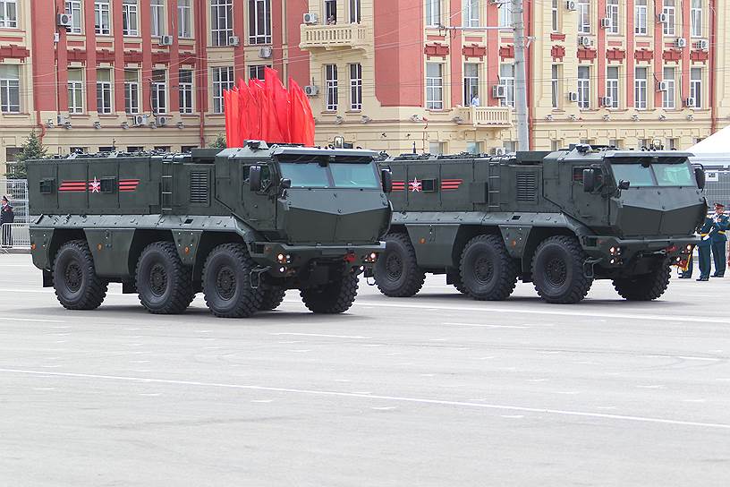 Военный парад, посвященный 73-ей годовщине Победы в Великой Отечественной войне на Театральной площади