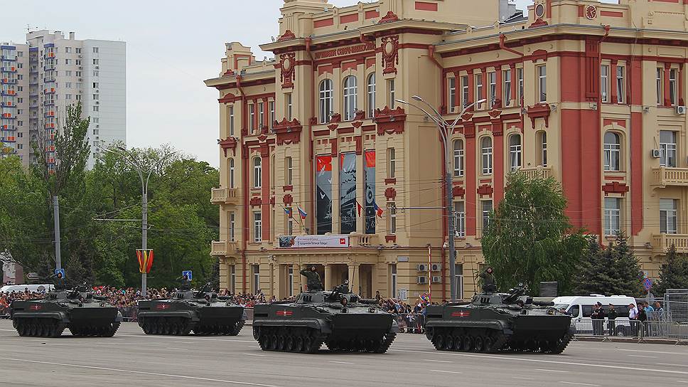 Военный парад, посвященный 73-ей годовщине Победы в Великой Отечественной войне на Театральной площади