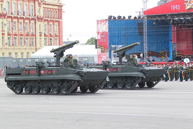 Военный парад, посвященный 73-ей годовщине Победы в Великой Отечественной войне на Театральной площади