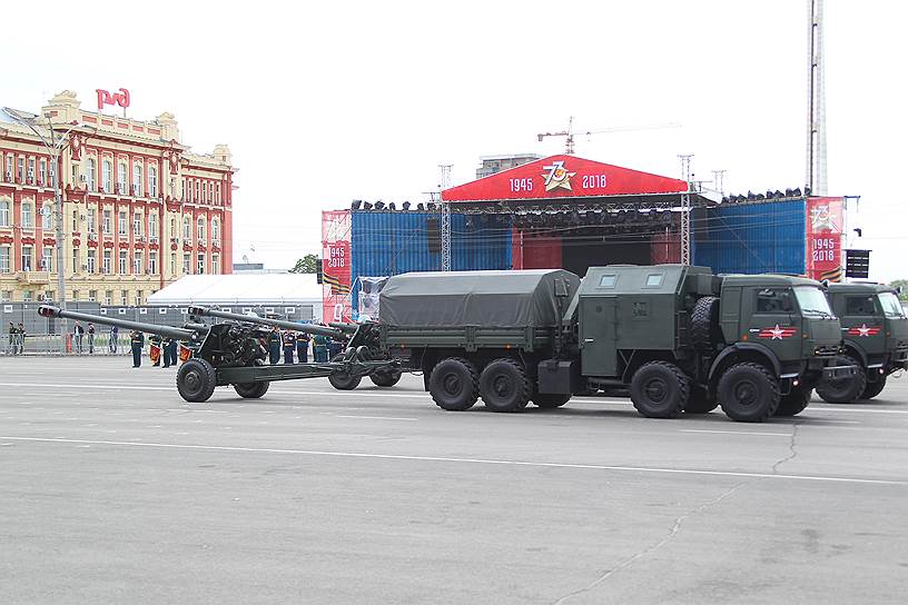 Военный парад, посвященный 73-ей годовщине Победы в Великой Отечественной войне на Театральной площади