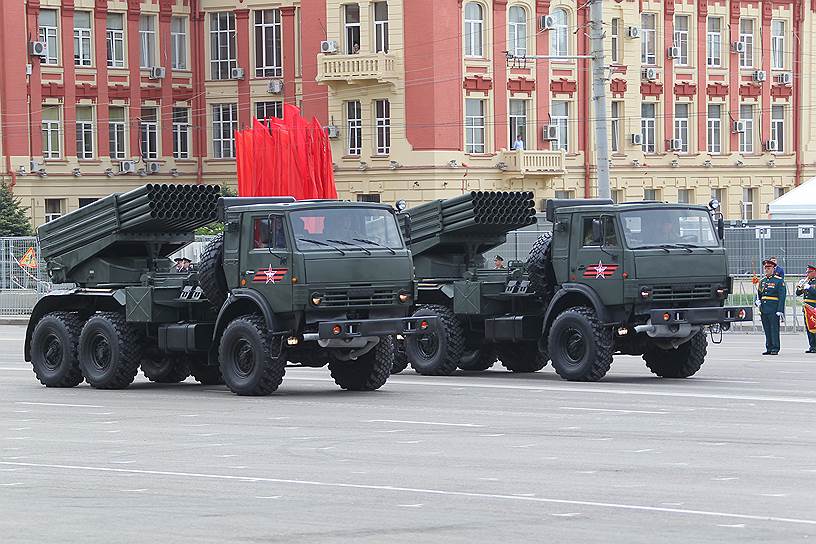 Военный парад, посвященный 73-ей годовщине Победы в Великой Отечественной войне на Театральной площади