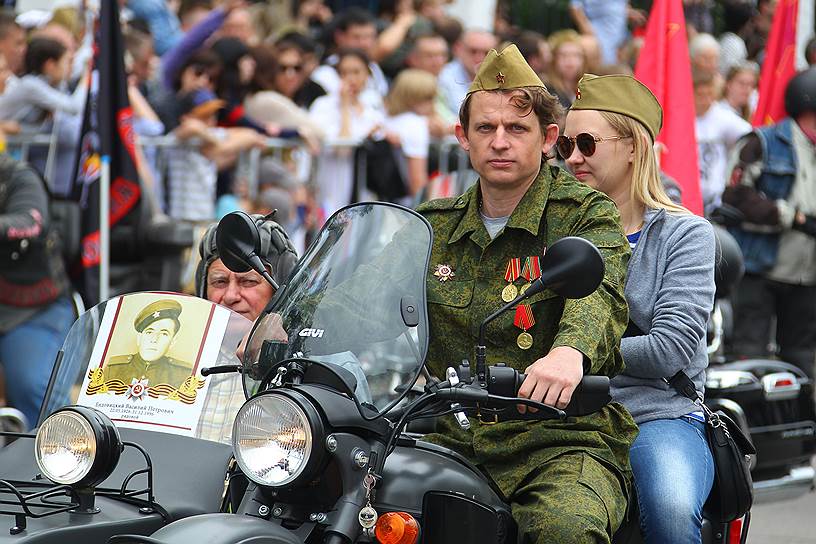 73-я годовщина Победы в Великой Отечественной войне. Акция памяти &quot;Бессмертный полк&quot; на Театральной площади