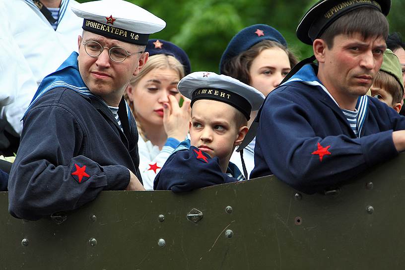 73-я годовщина Победы в Великой Отечественной войне. Акция памяти &quot;Бессмертный полк&quot; на Театральной площади